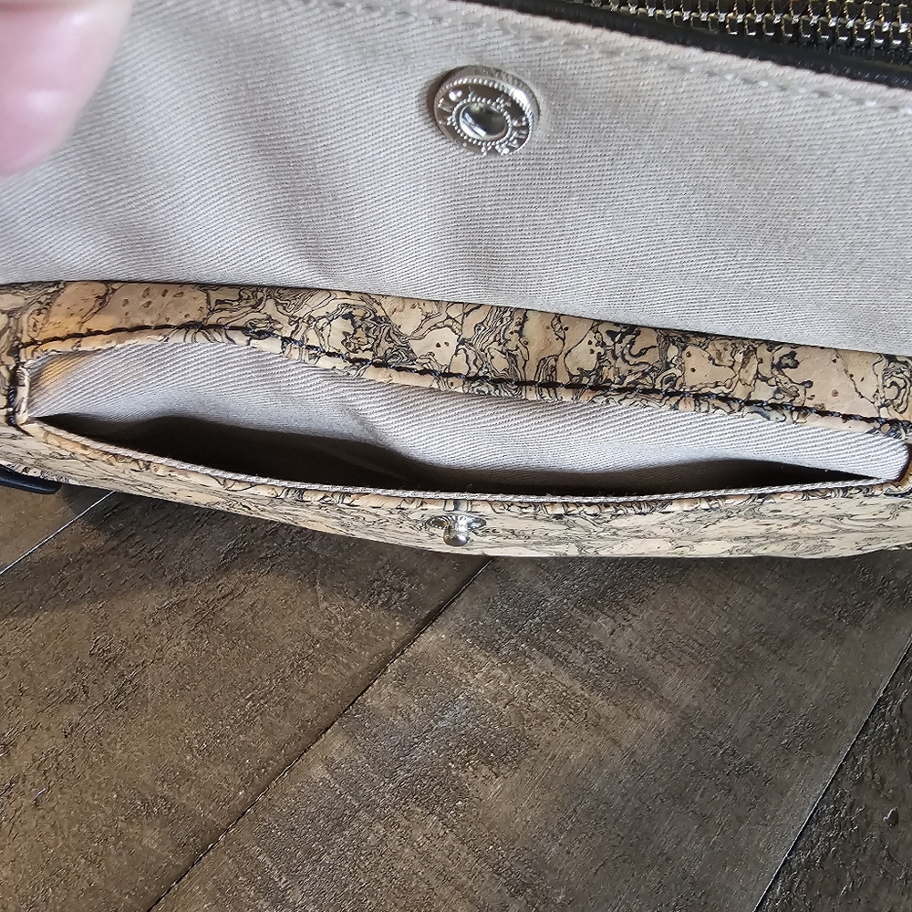 QUEORK Stylish Black and Tan Crossbody Bag - Picture 3 of 15